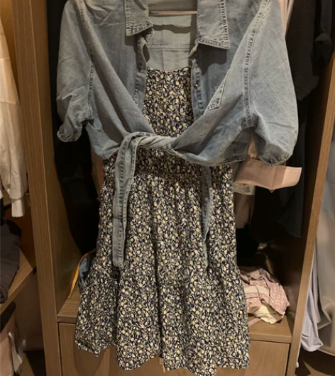 本涩bsiee 牛仔短外套 碎花吊带连衣裙...