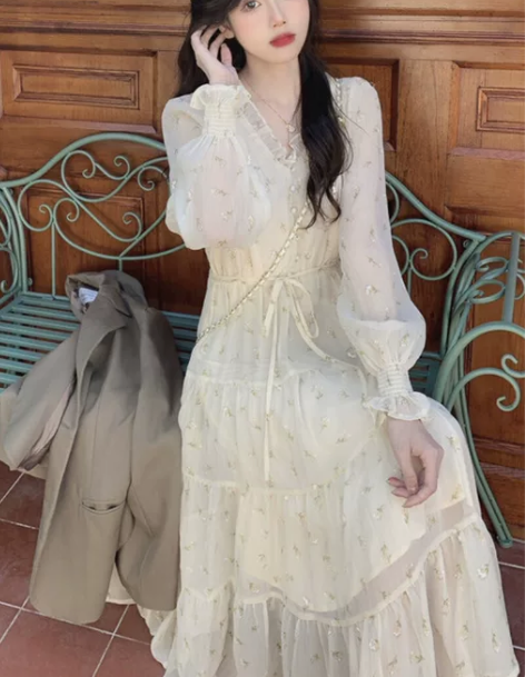 冯哒哒法式V领长袖连衣裙秋季2022新款设...