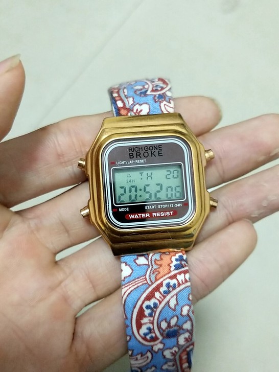 小方块手表。RGB江疏影同款Richgon...