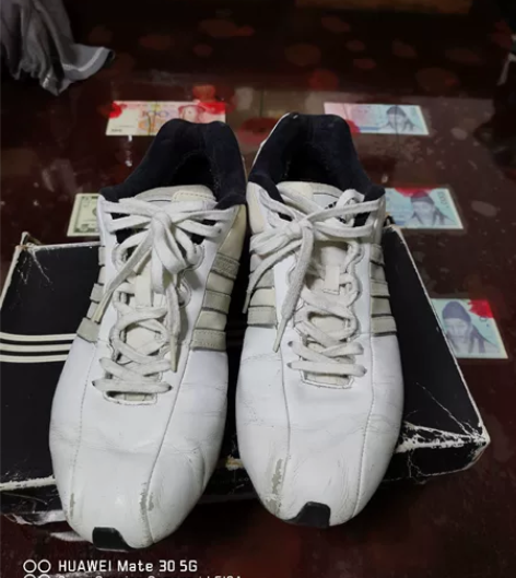 阿迪男士运动鞋足球鞋纯皮的42.5码鞋头踢...