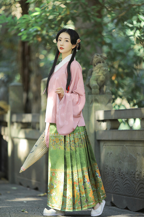 兰若庭汉服 如意松鼠 明制 交领 妆花 马面