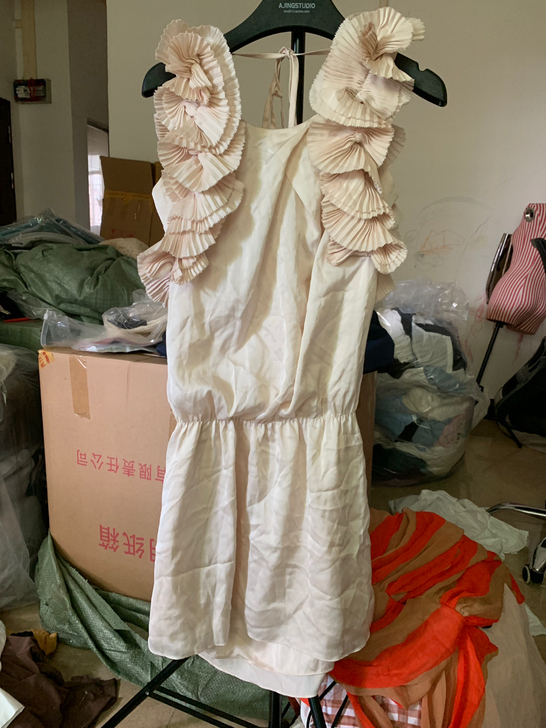 160码连衣裙特价不退换肉色