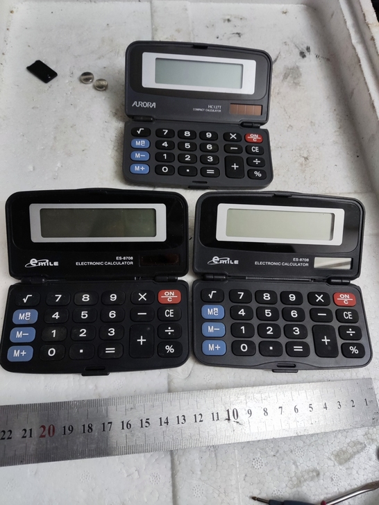三个计算器15元，有一个少电池盖，功能正常...