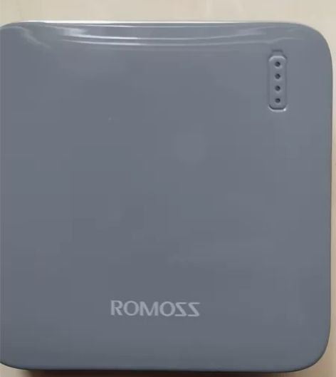 ROMOSS/罗马仕 PHE10，自带线充...