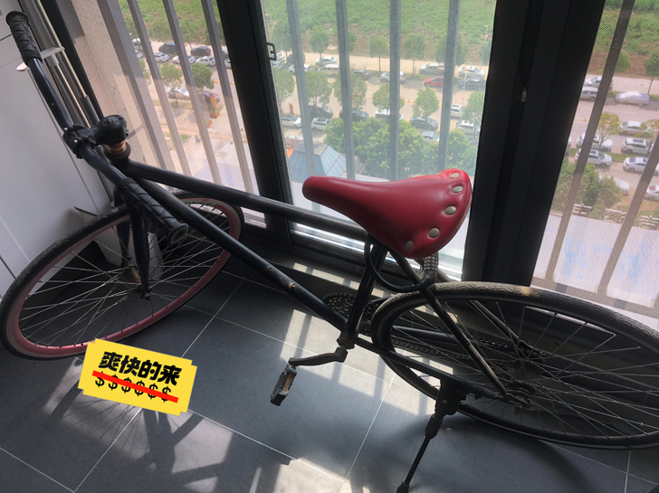 自行车，死飞，车身很轻，骑着不累