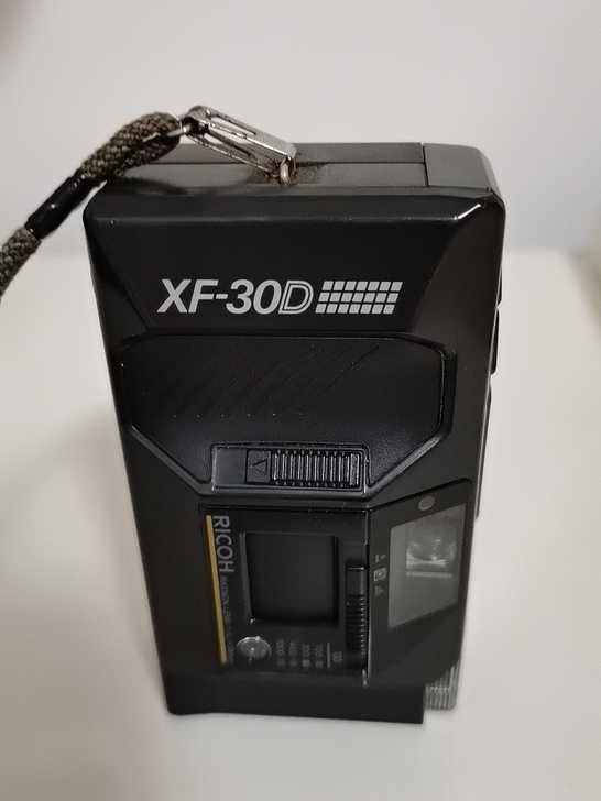 理光XF-30D相机，年头比较老，有零件脱...