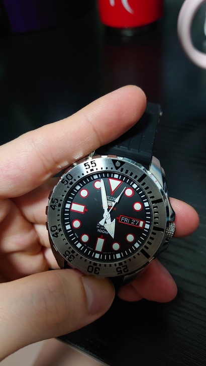 正常使用，功能没问题，有多处划伤，表镜有两...