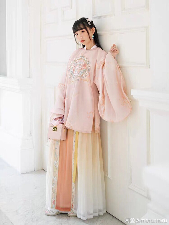 十三余 龙瑶上衣 xs码 全新