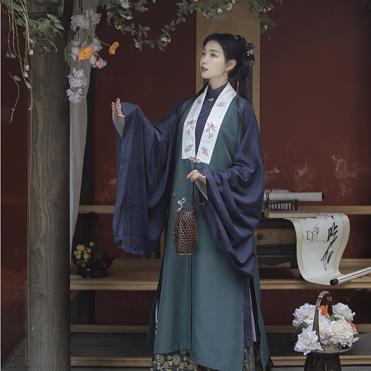 民族装舞台装，一次没穿过，买回来洗干净了，...