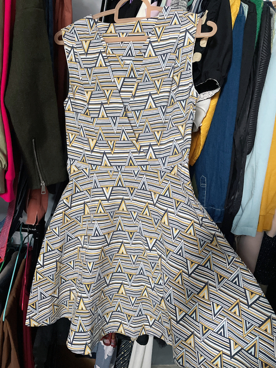 全新韩版收腰小裙子，忘记什么牌子了，版型很...