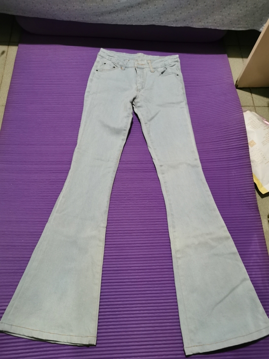 浅色喇叭牛仔裤，xs码数，仅下水，48包邮