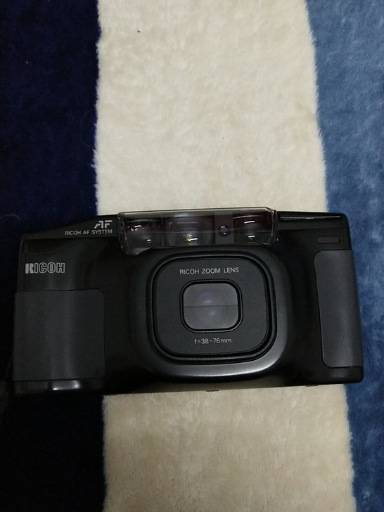 品牌型号 ，理光RZ-750相机。