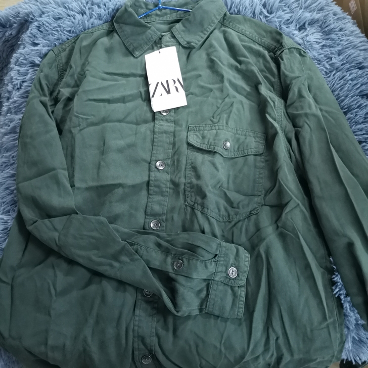 zara品牌深绿色衬衫