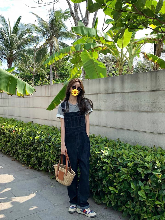 蔡妞妞 丝光背带牛仔裤女2021新款宽松复...