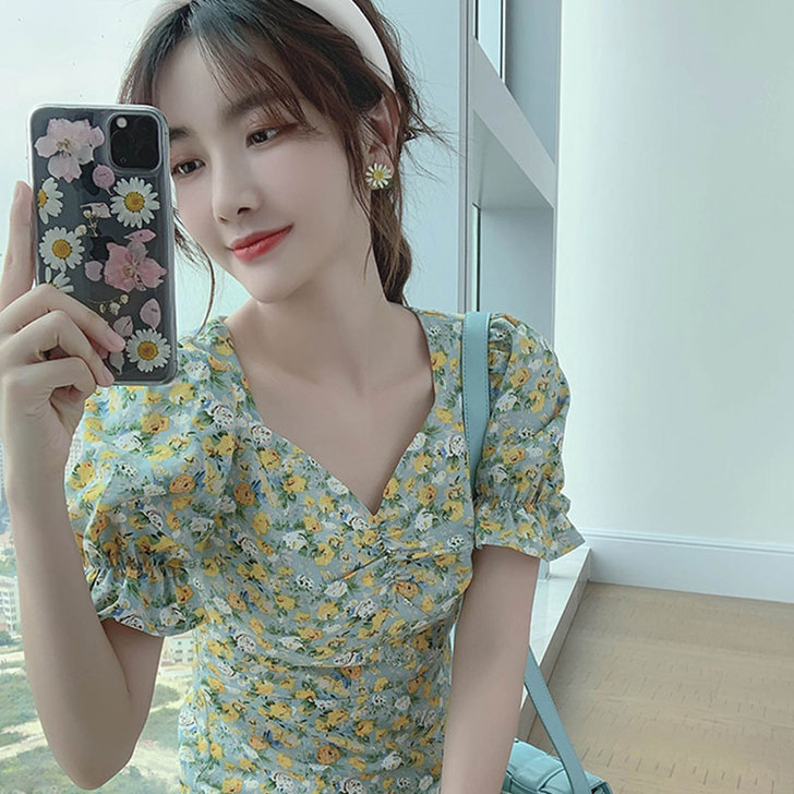 碎花泡泡袖连衣裙