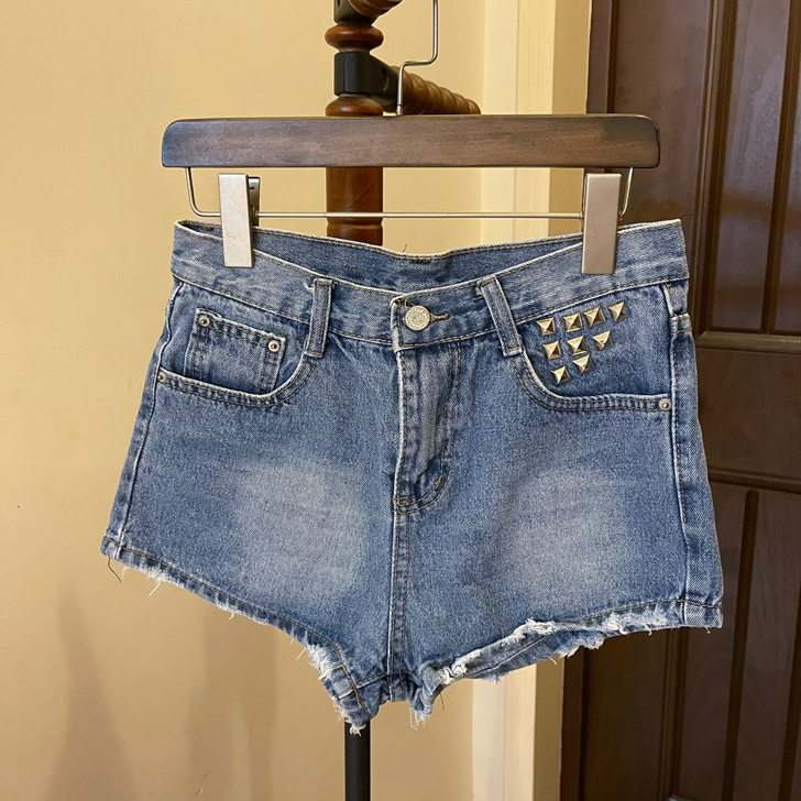 牛仔短裤，合适95斤以内，尺寸如图，合适转...