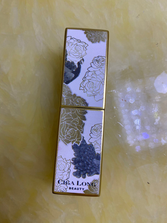 龙梓嘉口红 仅在手臂试色 颜色偏橘色 有需...