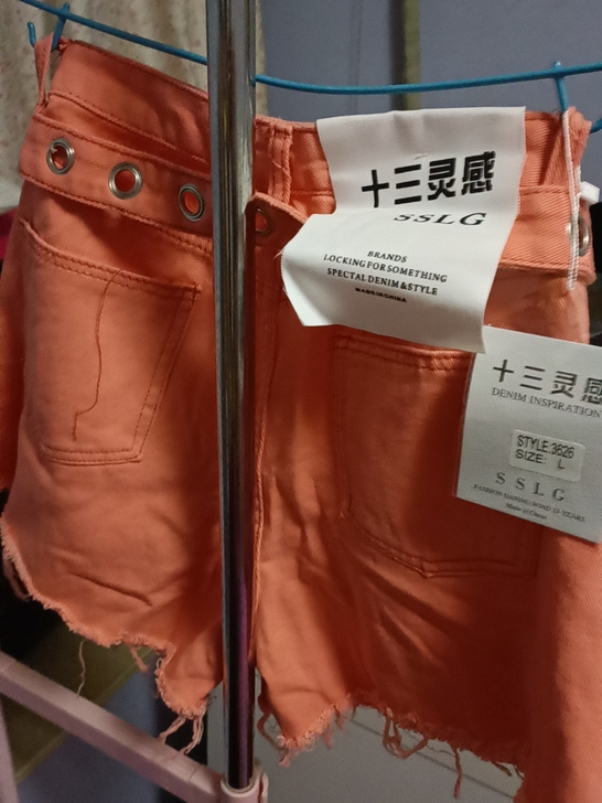 牛仔短裤，特别软。低价处理，两条都是L码。...