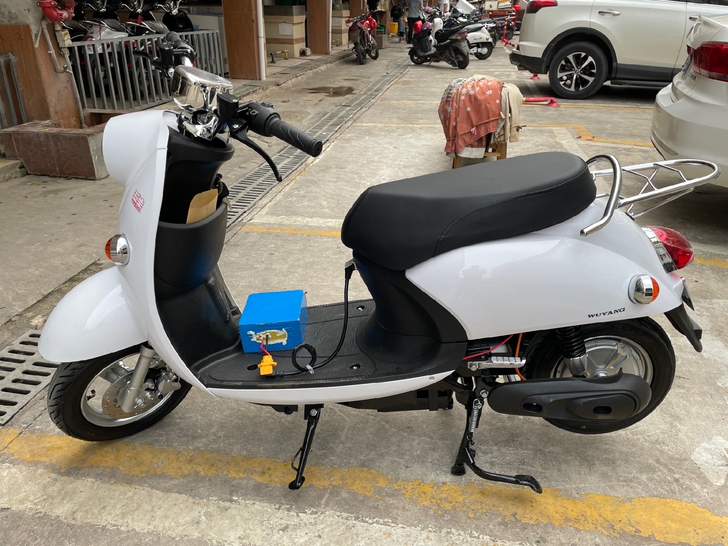 五羊亮面白72V双碟刹，带小绿牌，全新电瓶...