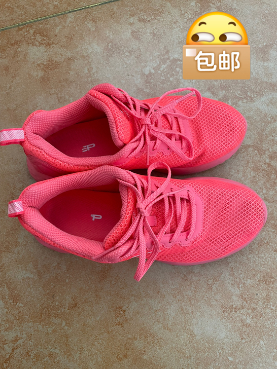 玫红特步跑步鞋