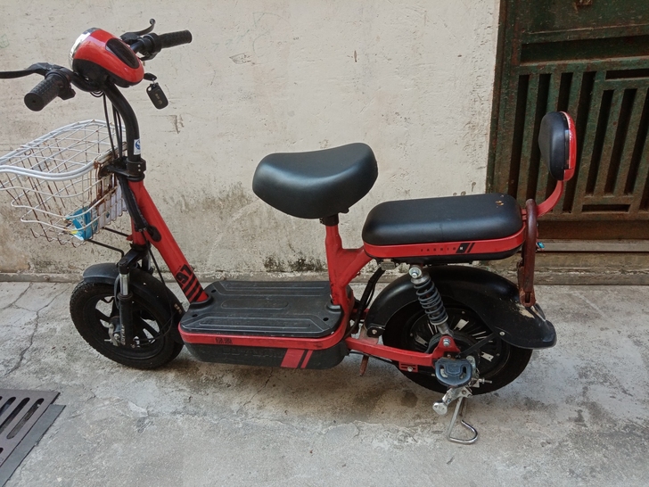 绿源品牌电动车,因离开深圳了,原价两千多,...