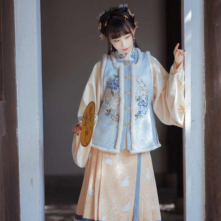 【十三余 小豆蔻儿】[笼鹅归] 绣花交领短...