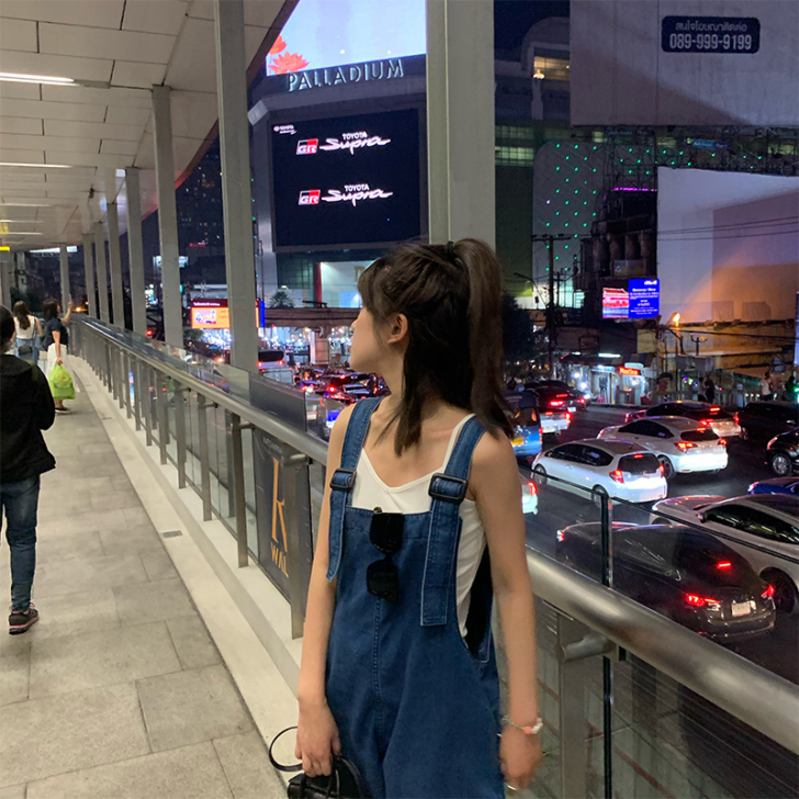 牛仔裤背带裤减龄，只穿过两次，几乎是全新。