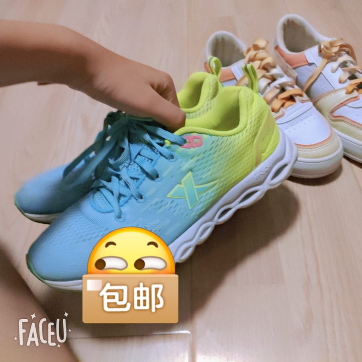 特步运动鞋