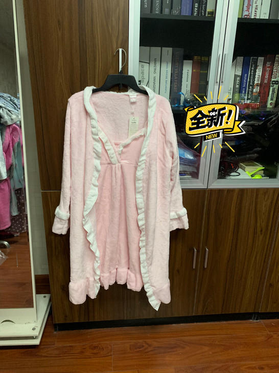 全新睡裙套装，法兰绒面料，尺码M.L.XL...