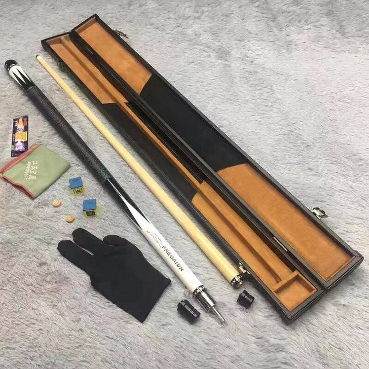 台球馆生意难做 剩余十几根毒药美洲豹台球杆...