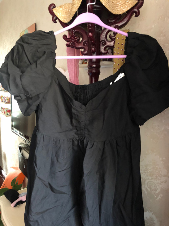 黑色娃娃衫，短袖，小性感，下面搭配短裙很赞...