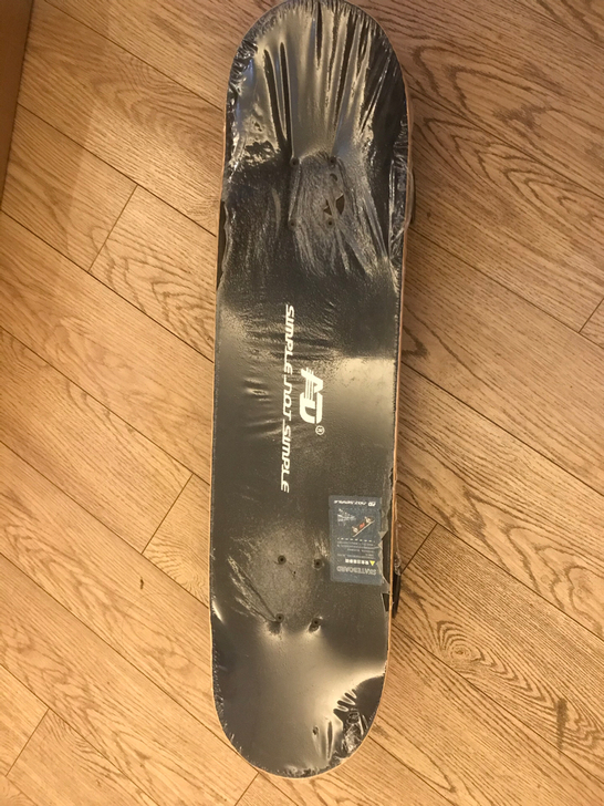 ad滑板，几乎全新，上面的膜还没撕开过。支...