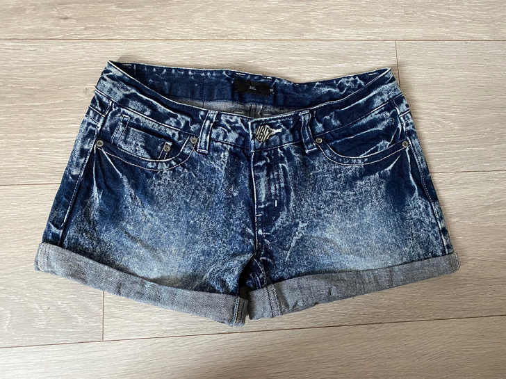 UGIZ 韩国品牌  女牛仔短裤，只穿过一...