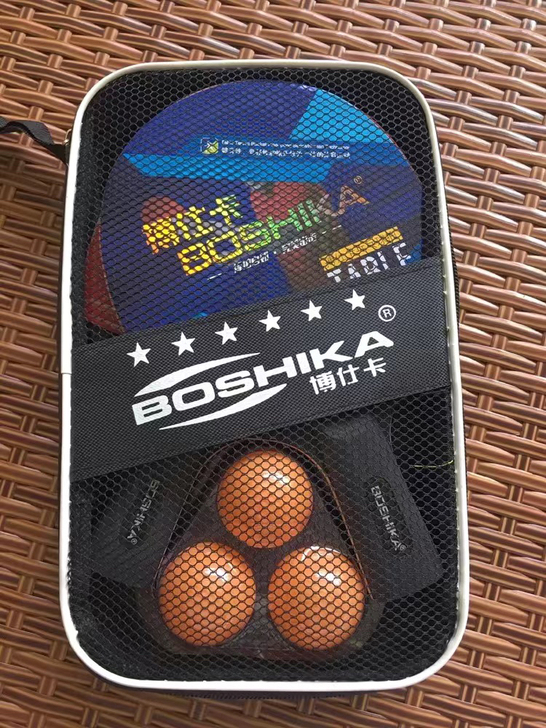 乒乓球套装，一对拍子加三个乒乓球。公司组织...