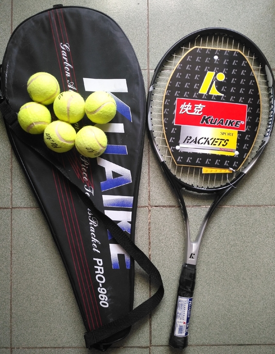 全新快克网球拍一只,六个全新网球打包转让。...