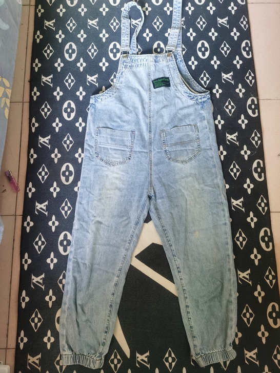 背带牛仔九分裤,95新,轻微穿着痕迹,可穿...