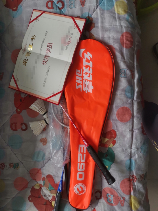 活动送的，，但是不会打羽毛球所以出售。。