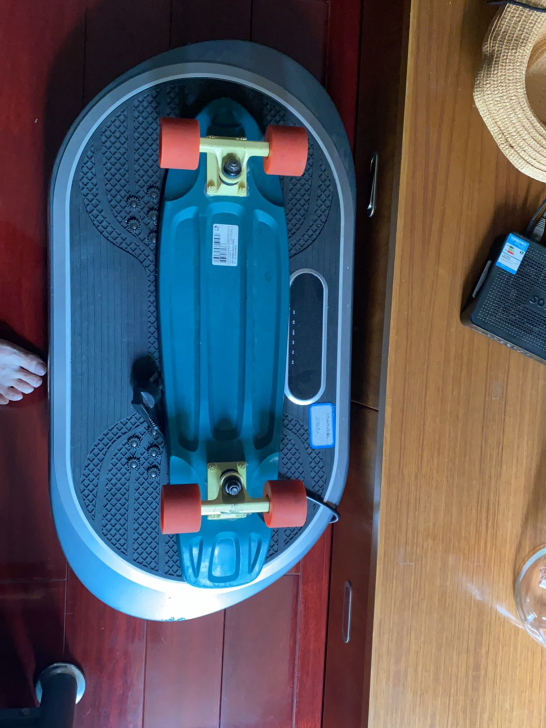 出一块，几乎全新的滑板，迪卡农购入，