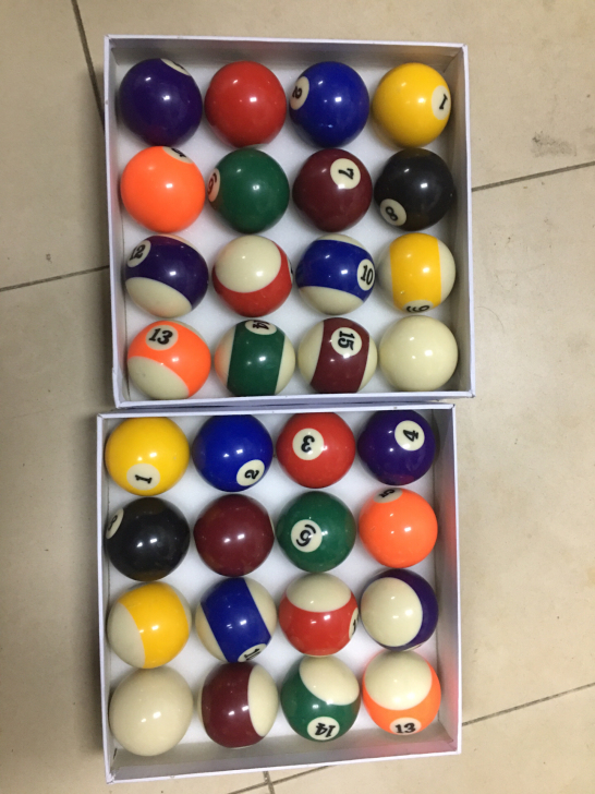 国标大号黑八台球，有一点轻微的痕迹，50一...