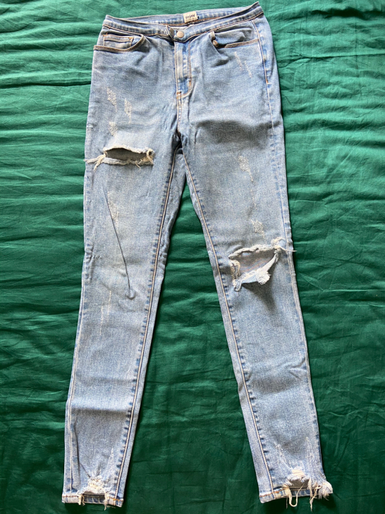 女士破洞牛仔裤 26码 九新 太小了 穿不了