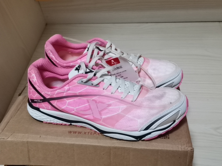 特步，女款37码，没等穿呢北方就凉爽了，不...