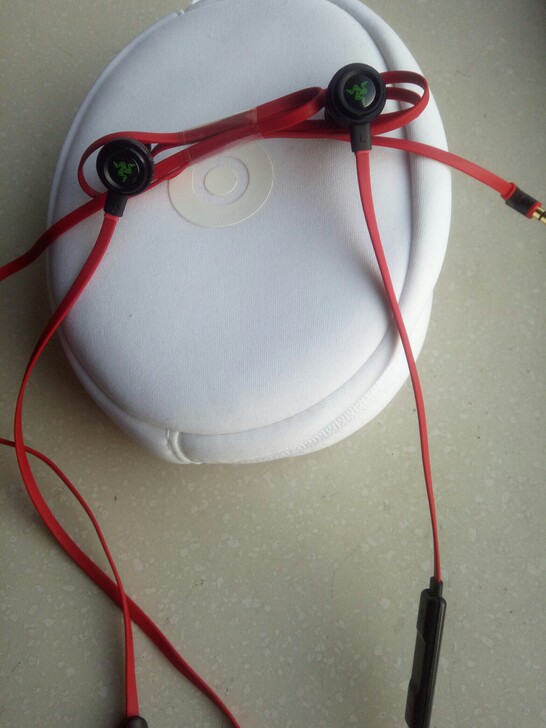 雷蛇战锤狂鲨v2，吃鸡定位超准，线材纯度比...