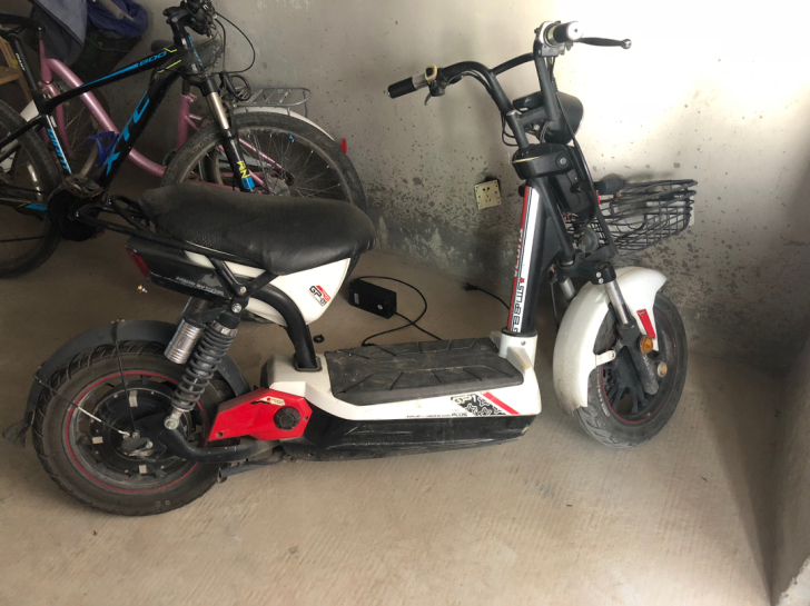 新日电动车，五个电瓶的，车子霸气。跑外卖也...