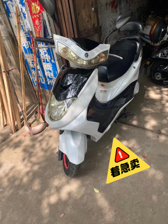 出一辆新日二手电动车9月份新换的电瓶