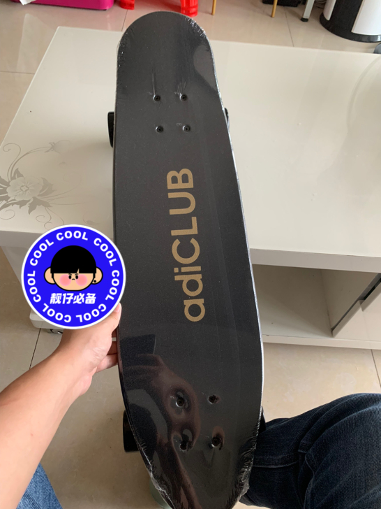 全新阿迪达斯滑板，adi club滑板。