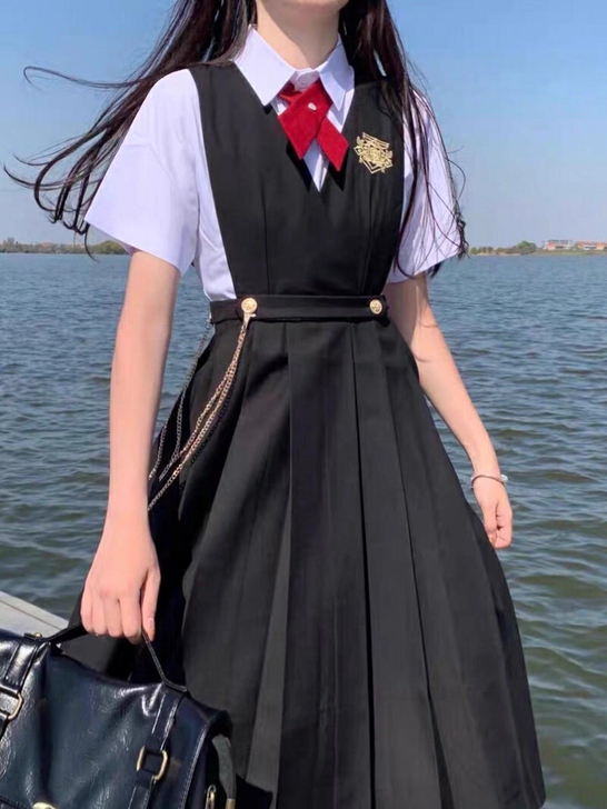 淘宝买的绝对正品有刺绣！！买小了试穿了一次...