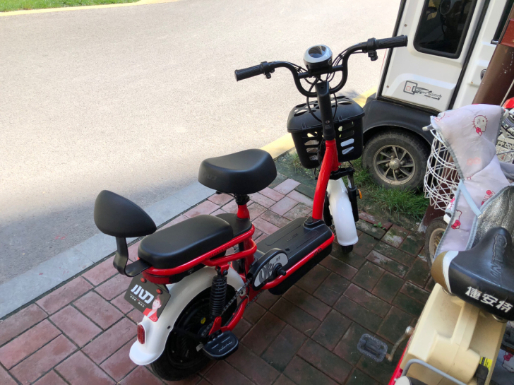 小刀锂电的，五月份买的，骑了没几次，充电次...