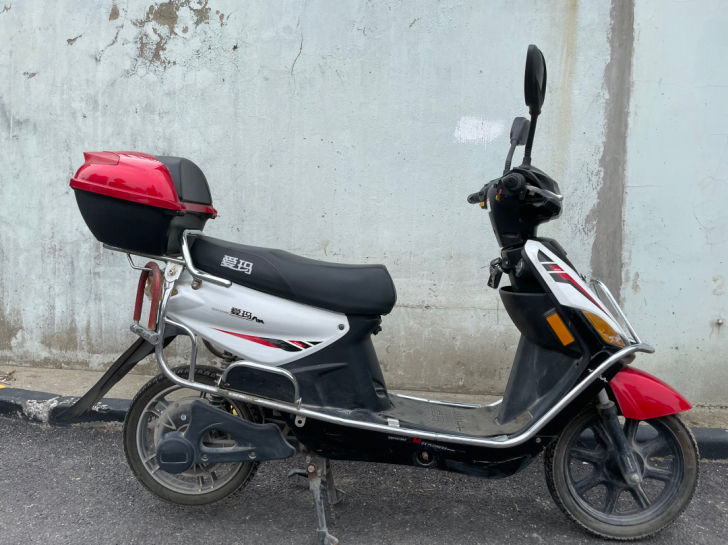 爱玛电动车，电动车电瓶一起出售，牌照资料齐全