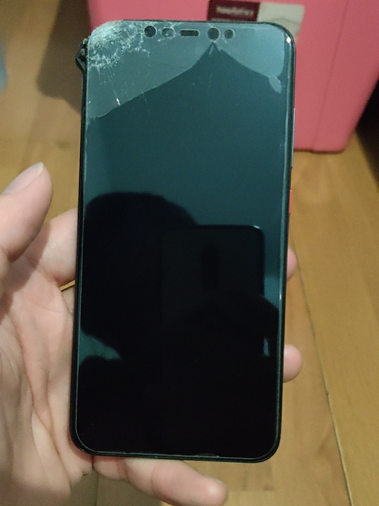 小米8透明探索版，左上角摔碎，不能开机，充...