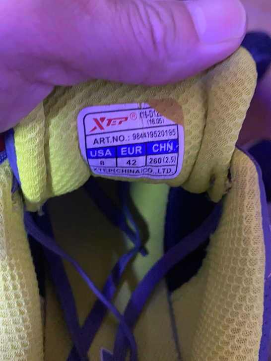 特步品牌。正品42码。穿了两三次 穿着小了...